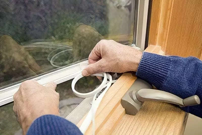 Як утеплити дерев'яні вікна в домашніх умовах 10