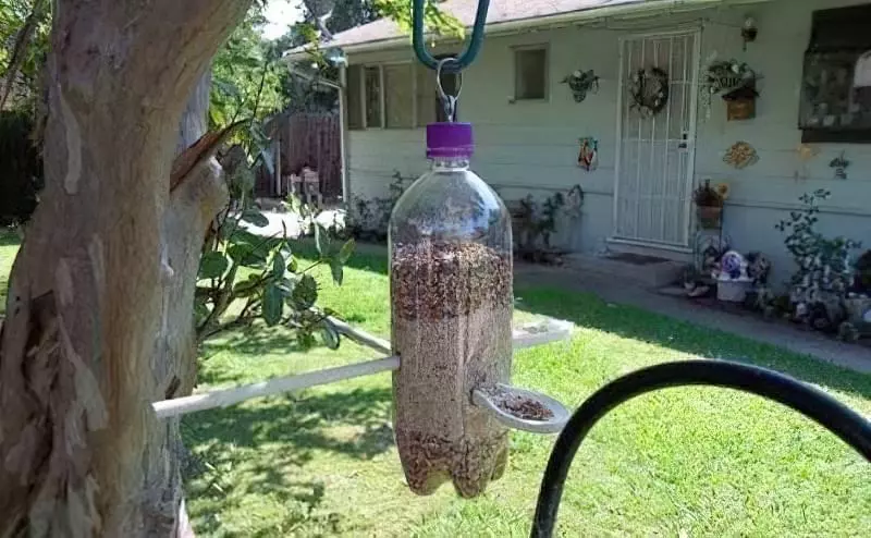 Як швидко і просто зробити годівницю для птахів з пластикової пляшки 5