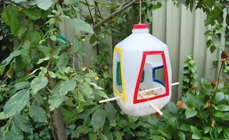 Як швидко і просто зробити годівницю для птахів з пластикової пляшки 8