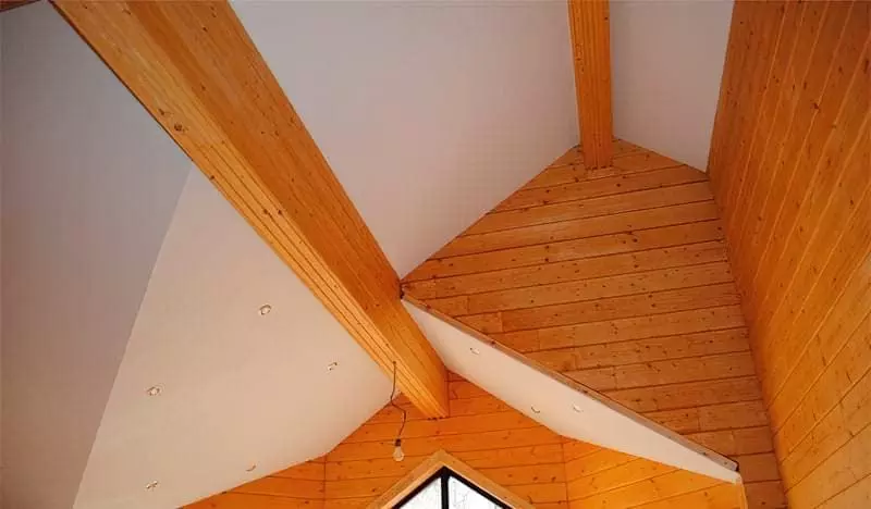 Чим обробити стелю в дерев'яному будинку – огляд матеріалів 12