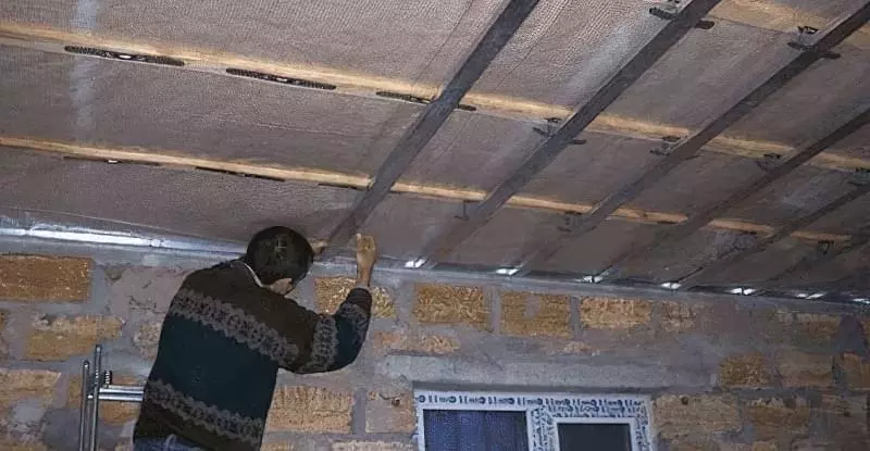Чим підшити стелю по дерев'яних балках 4