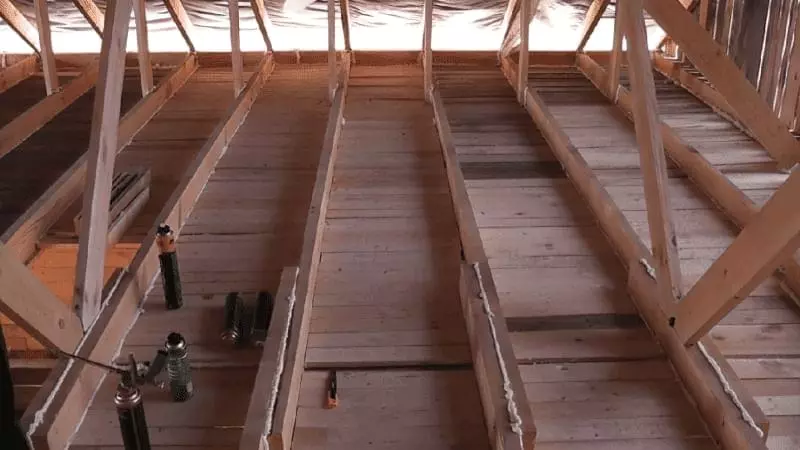 Чим підшити стелю по дерев'яних балках 10