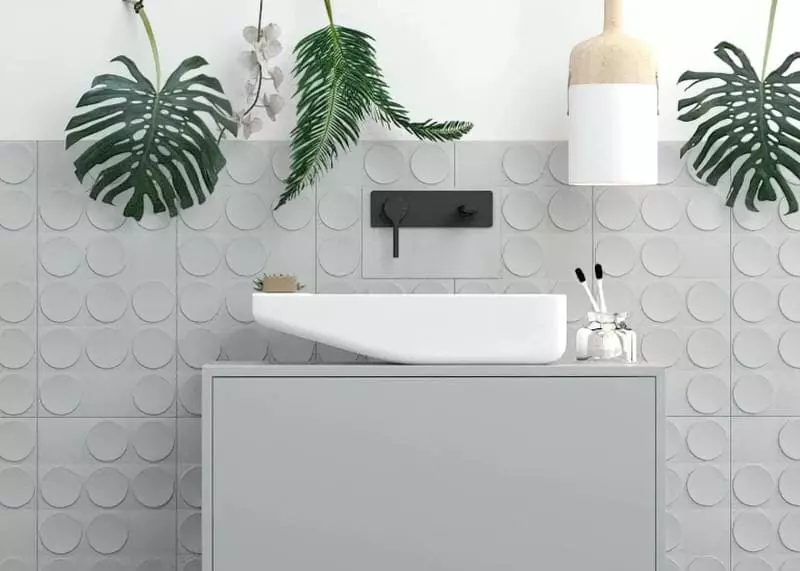 Цікавий дизайн плитки для ванної кімнати в сірих тонах