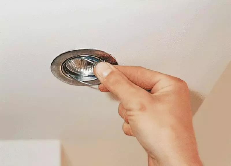 Як поміняти лампочку в підвісній стелі 3
