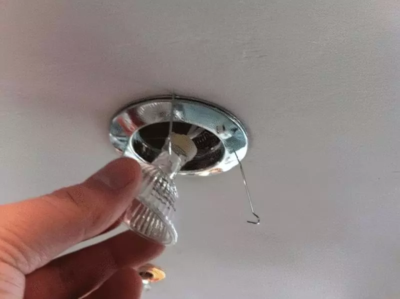 Як поміняти лампочку в підвісній стелі 4