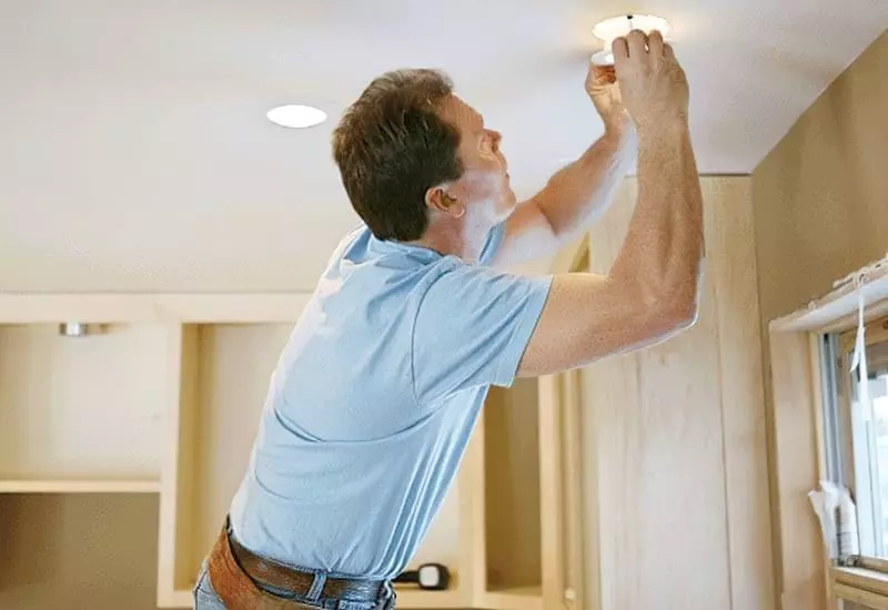 Як поміняти лампочку в підвісній стелі 24