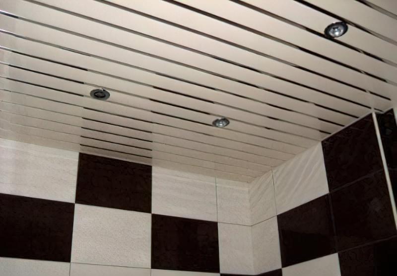 Як зробити стелю з пластикових панелей у ванній і на кухні 21 Як зробити стелю з пластикових панелей у ванній і на кухні 21