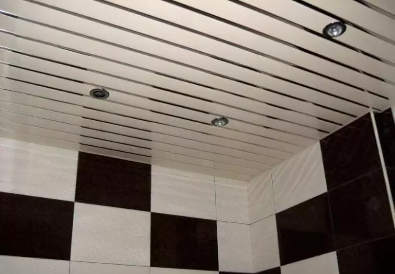 Як зробити стелю з пластикових панелей у ванній і на кухні 19