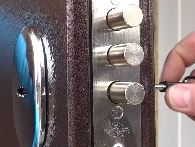 Встановлення металевих дверей: монтаж дверного доводчика своїми руками 3