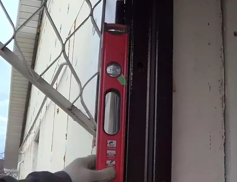 Встановлення металевих дверей: монтаж дверного доводчика своїми руками 4