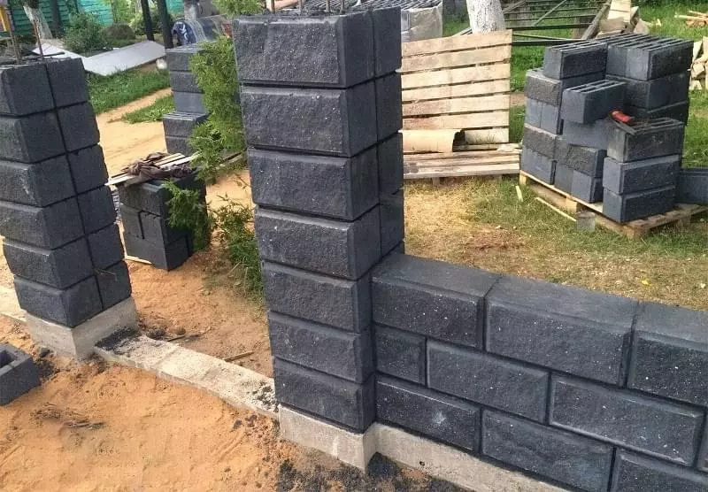 Як побудувати паркан з декоративних блоків 9
