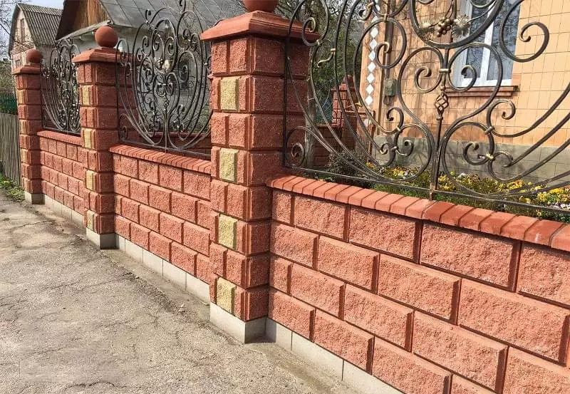 Як побудувати паркан з декоративних блоків 2