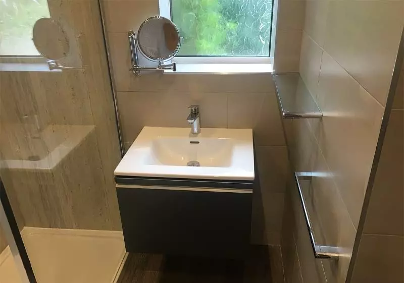 Дзеркало над раковиною у ванній кімнаті: за і проти 5