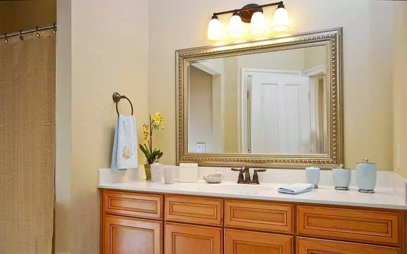 Дзеркало над раковиною у ванній кімнаті: за і проти 20