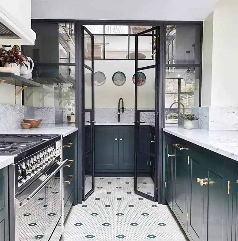 10 прикладів незвичайного підлогового покриття на кухні 7
