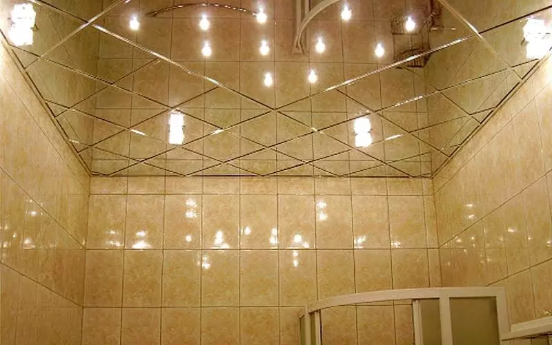 Варіанти оформлення стелі у ванній кімнаті 17