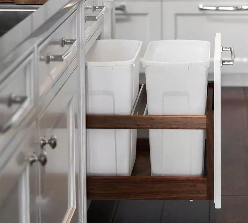 Висувні шафи для сміттєвих баків на кухні 4