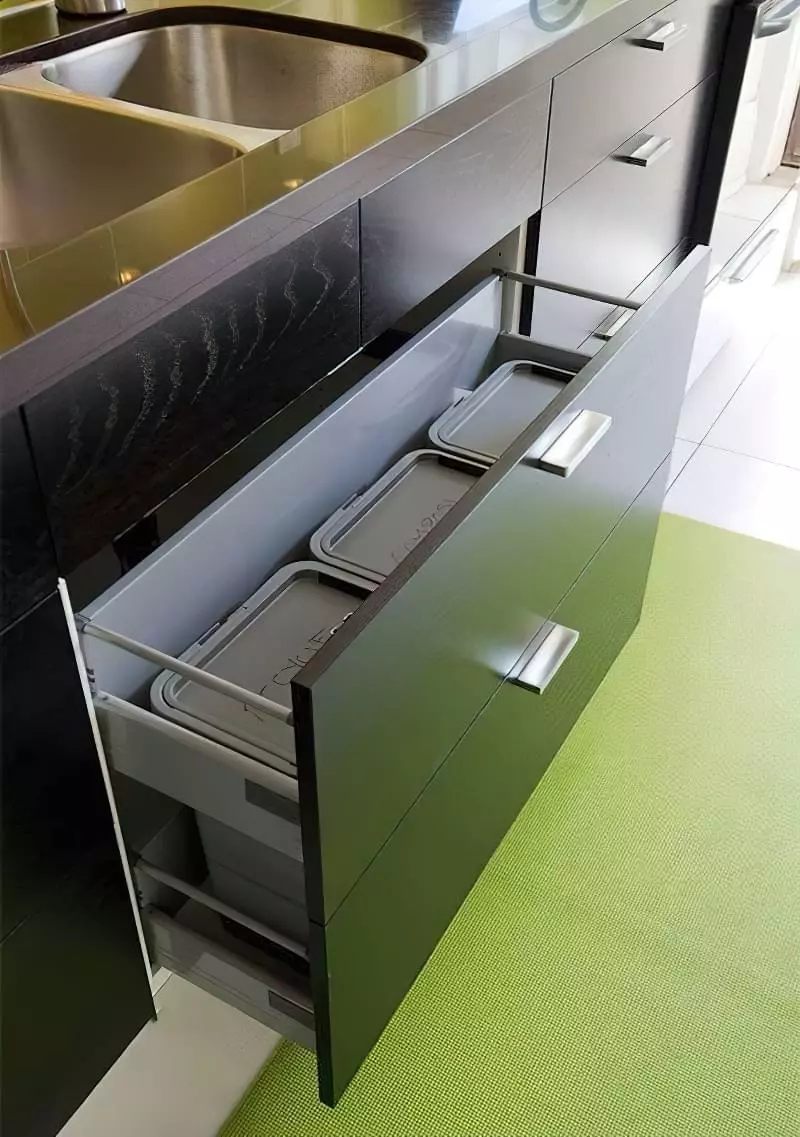 Висувні шафи для сміттєвих баків на кухні 5
