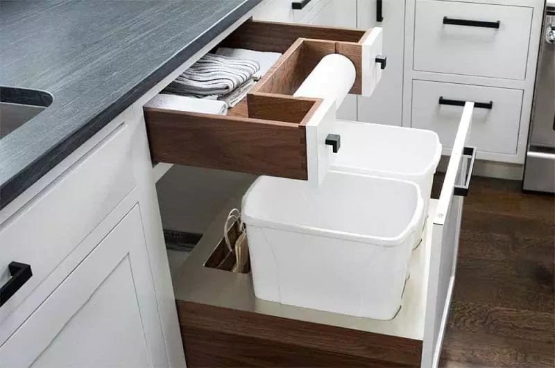 Висувні шафи для сміттєвих баків на кухні 15