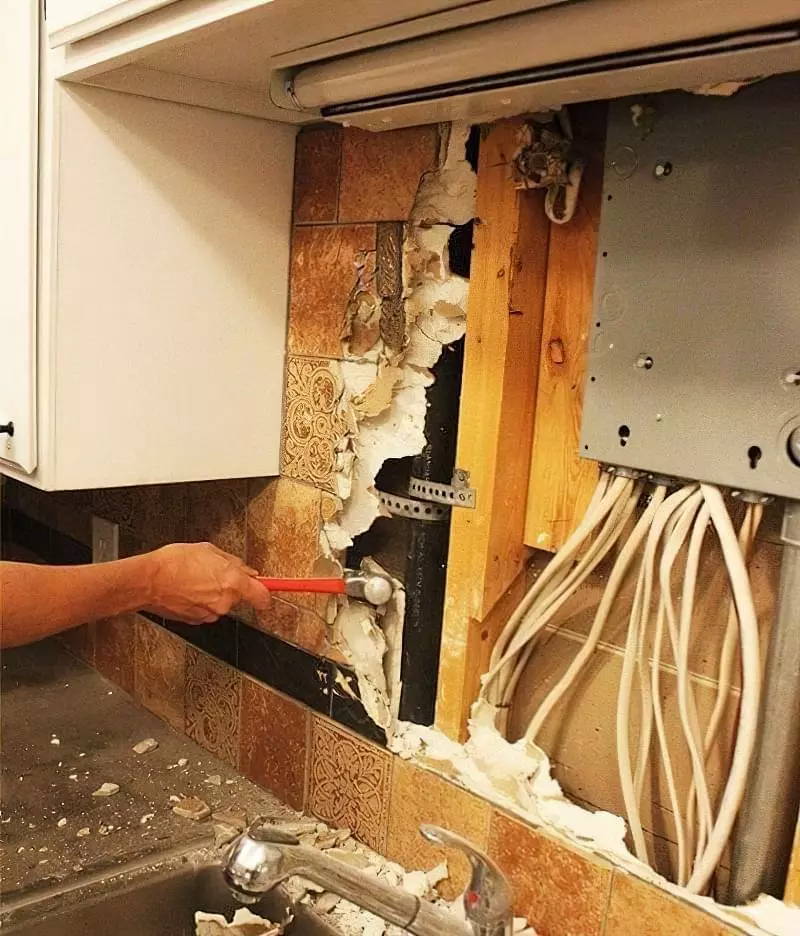 Як видалити стару плитку з кухонного фартуха 3
